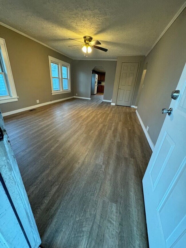 Building Photo - 2219 N Bolivar Rd