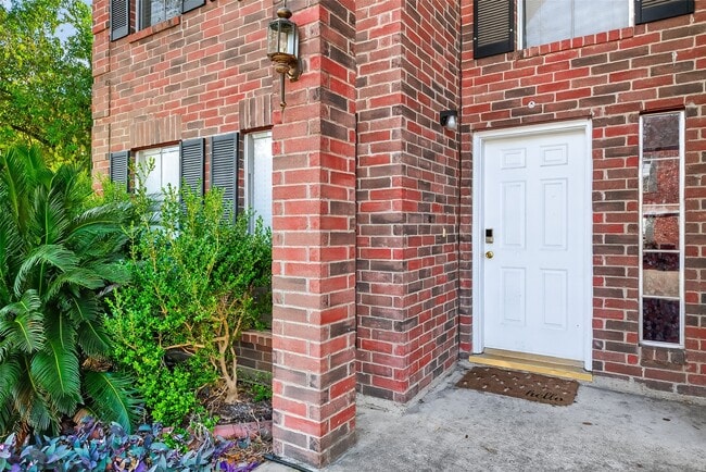 Building Photo - 8366 Golf Green Cir