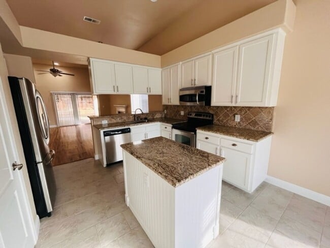 Building Photo - $2,495 Maple & Behymer, 3 Bedroom Home - N...