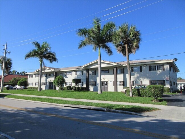 Building Photo - 4240 Woodside Dr