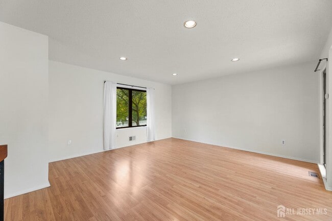 Building Photo - 65 Diamond Ln