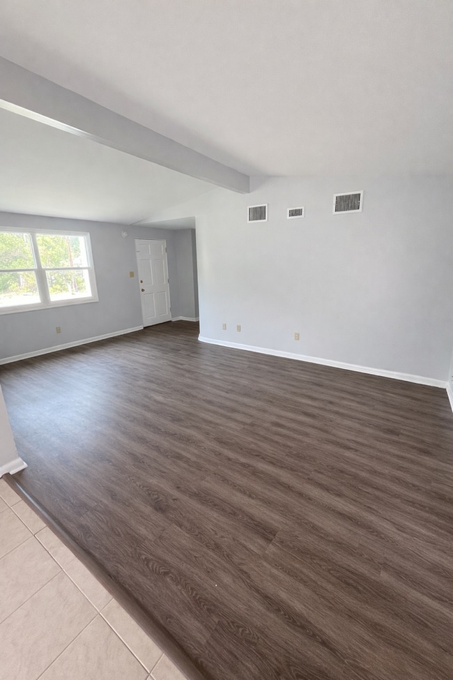 Building Photo - Cobblestone Charm w/This Spacious 3BR/1BA Dade City Home