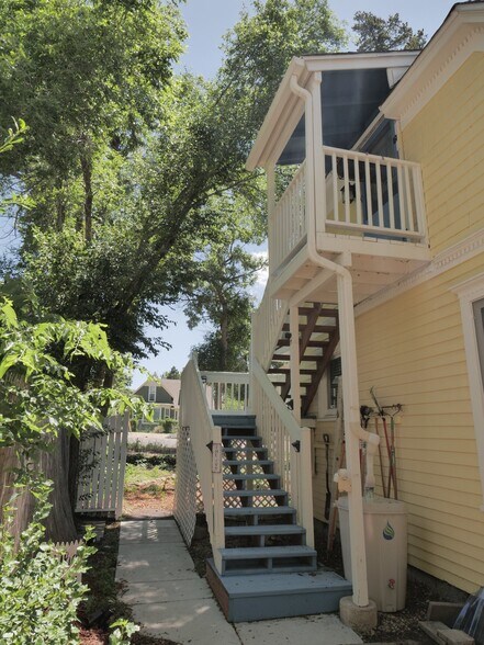 Building Photo - 814 E Cimarron St