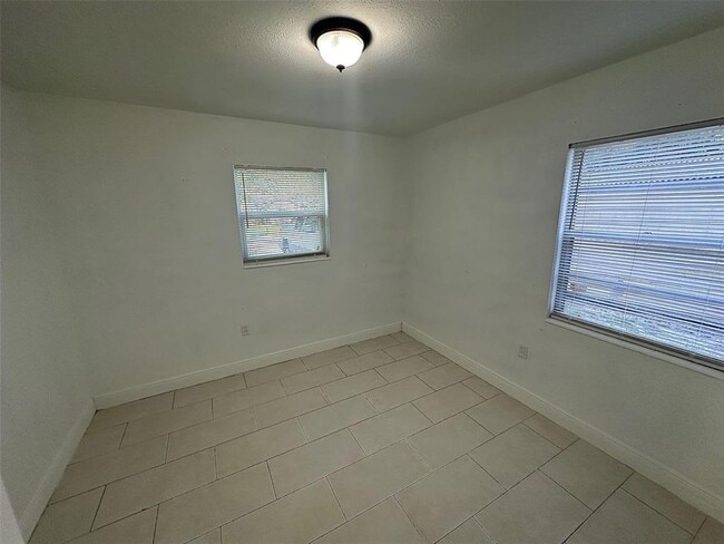 Building Photo - 10510 N Otis Ave