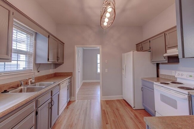 Building Photo - 1002 Boylston St