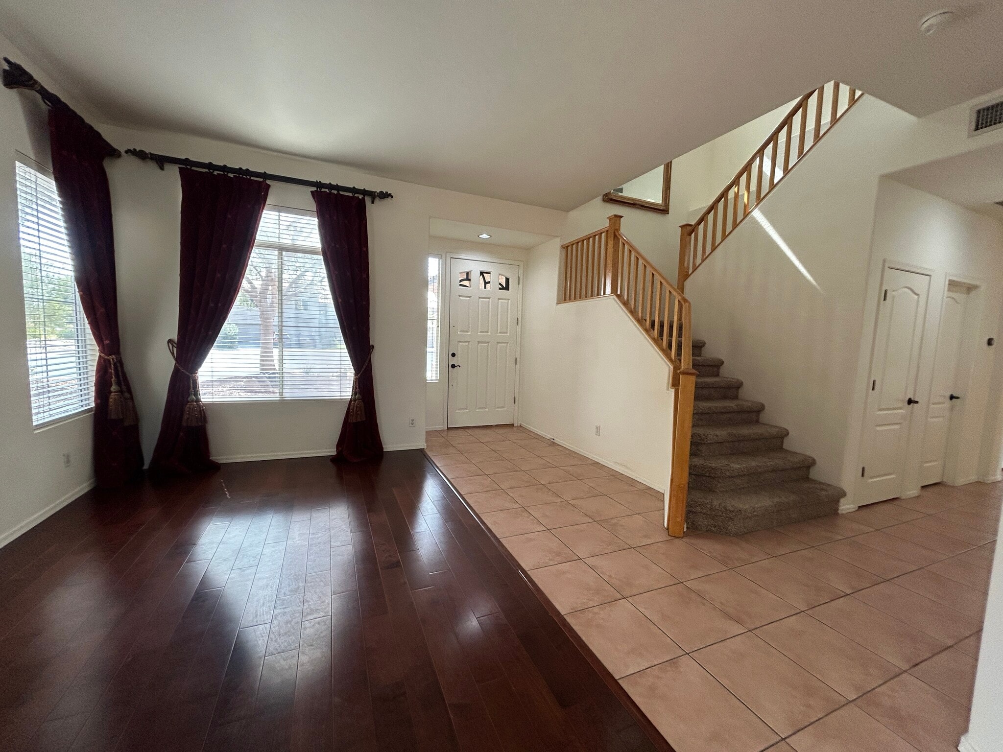 Building Photo - 9885 S La Rosa Dr