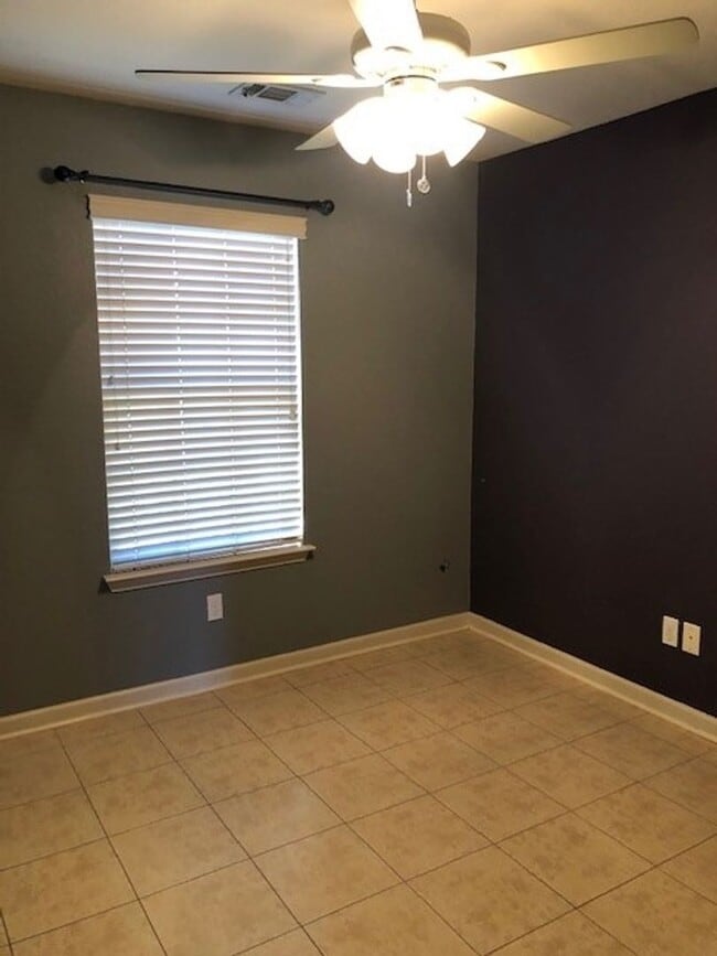 Building Photo - Family Home in LHSD