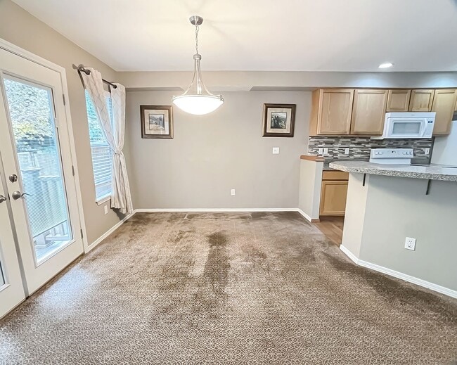 Building Photo - 3 bed/2bath Spacious Home with Soaring Ceilings and Main-Level Primary Suite