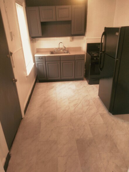 Building Photo - 300 E 12th Ave