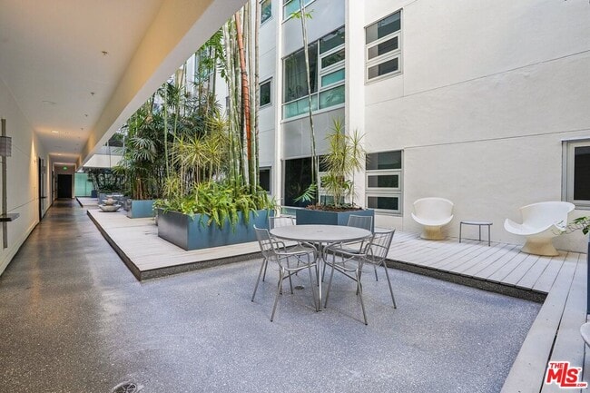 Building Photo - 630 W 6th St