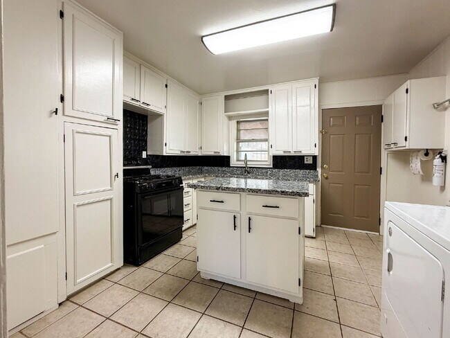 Building Photo - 3221 Emory St