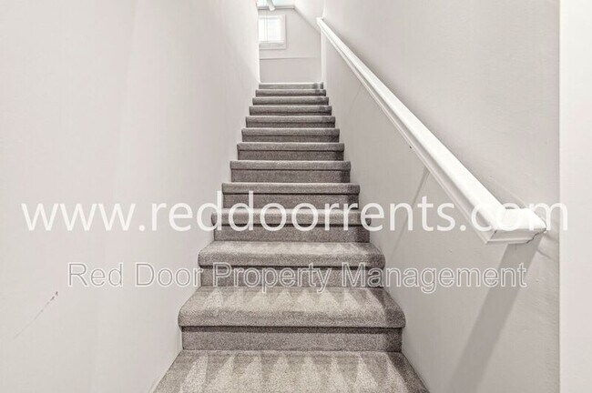 Building Photo - 2345 N Kenwood Ave