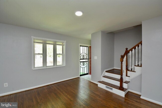 Building Photo - 115 33rd St NE