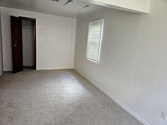Building Photo - Cozy 4 Bedroom Home