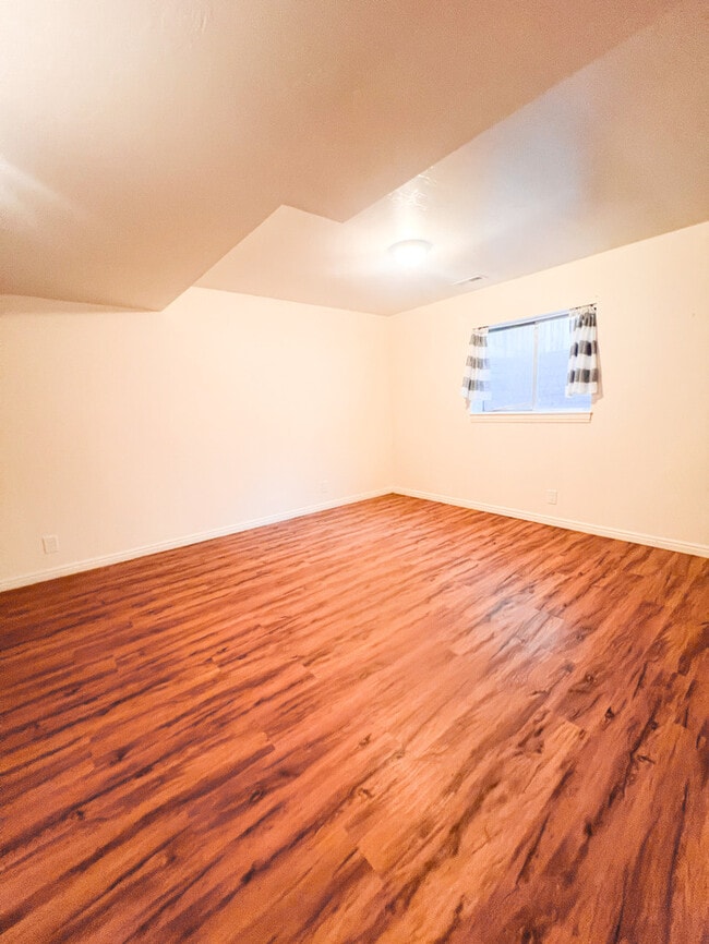 Building Photo - Stylish Light & Bright Space in the Heart ...