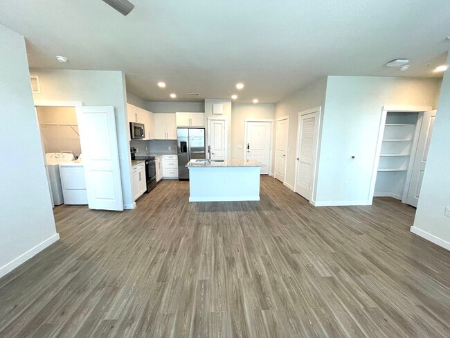 Building Photo - 9219 Vista W Dr