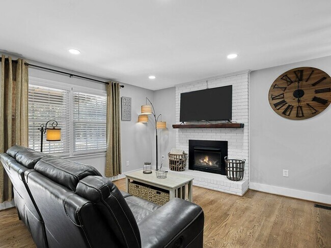 Building Photo - 2-Bedroom Furnished Home with Large Lot in...