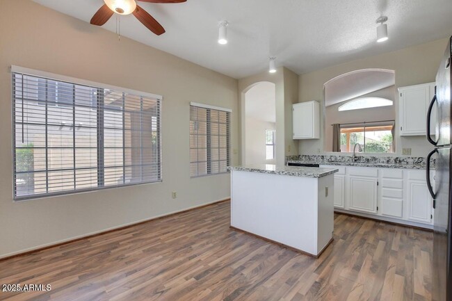 Building Photo - 7409 W Crest Ln
