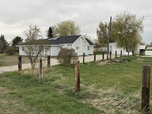 Building Photo - Completely Remodeled 4 Bed, 2 Bath Country Home – 1.5 Acres – Horse & Livestock Friendly!