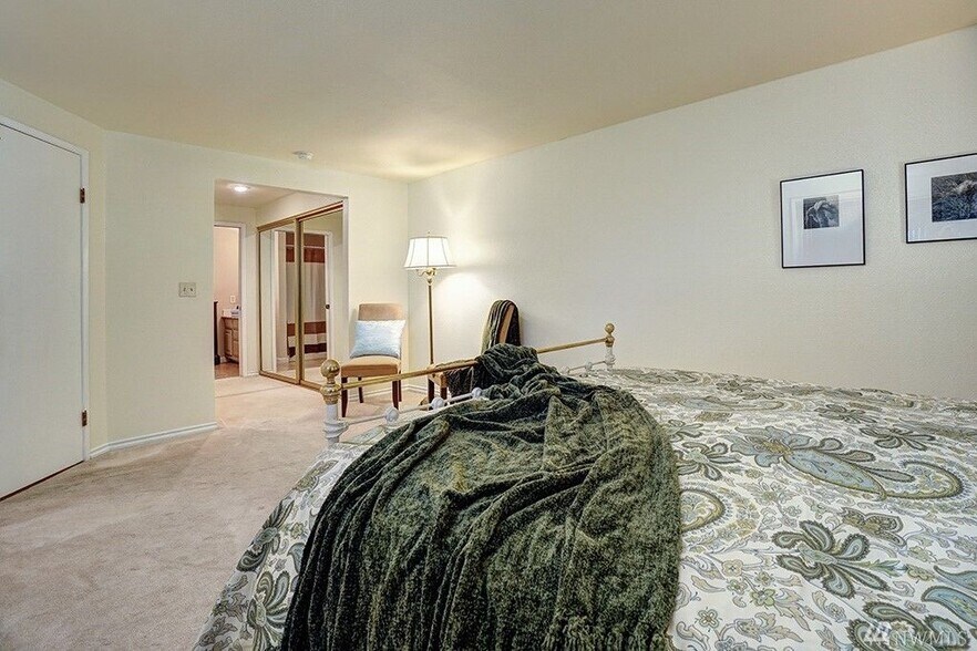 Master bedroom - 16929 Inglewood Rd NE