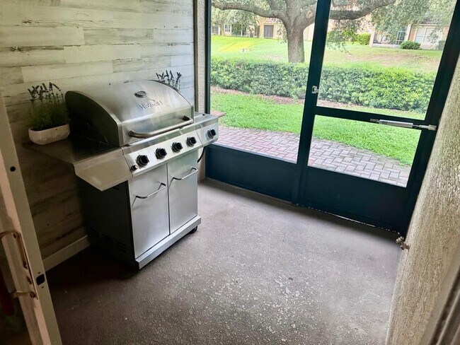 Building Photo - 8242 Vía Verona