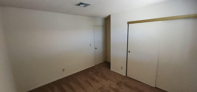 Building Photo - Gorgeous 2BED/2BATH Condo nestled in a Roc...