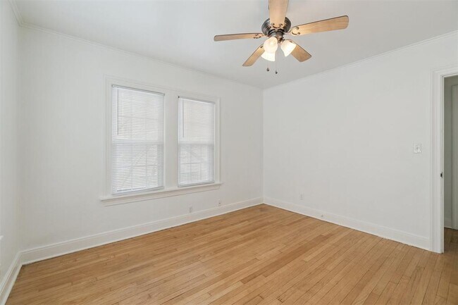 Building Photo - 1905 N Brauer Ave