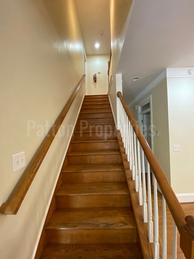 Building Photo - 323 S Pickens St