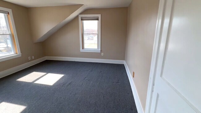 Building Photo - 47 Edgewater Ave
