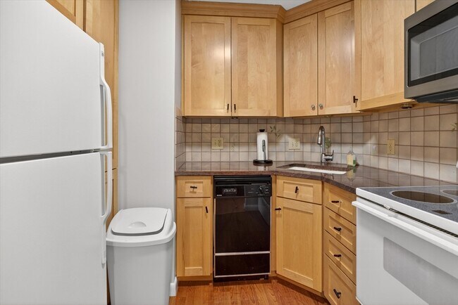 Building Photo - 272 Albion St