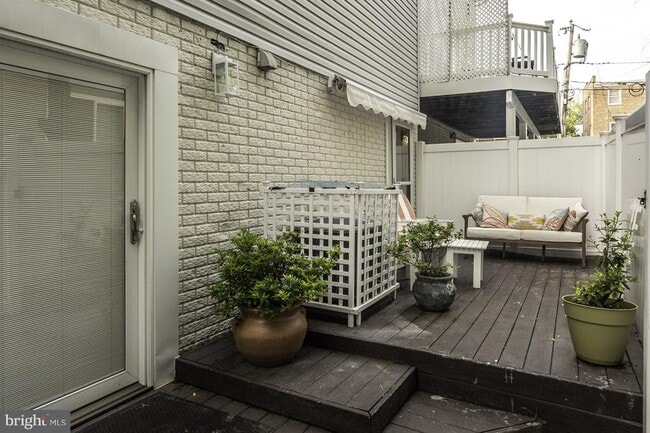 Building Photo - 132 E Glebe Rd