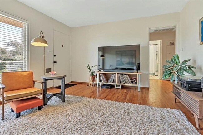 Building Photo - Charming Cottage in College East - Available Beginning of July 2026