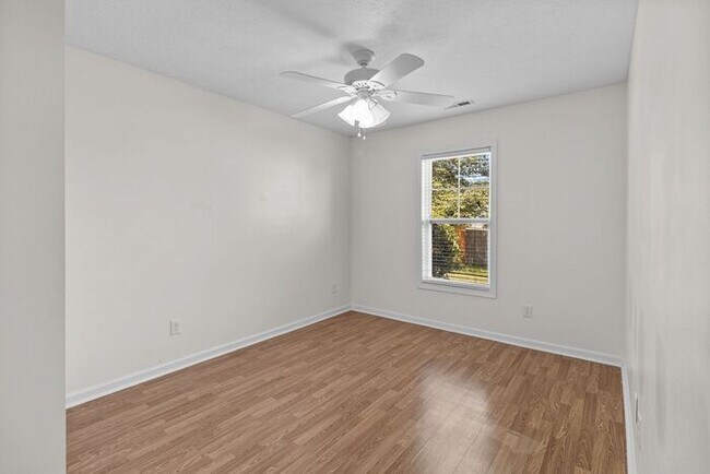 Building Photo - Well-Maintained 3 Bedroom, 2 Bath Home