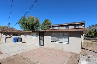 Building Photo - Charming 3-Bedroom Apartment with Garage &...