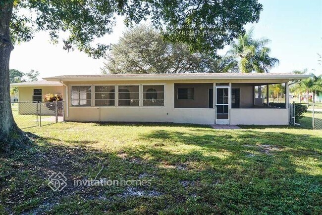 Building Photo - 801 SW Ivanhoe Dr
