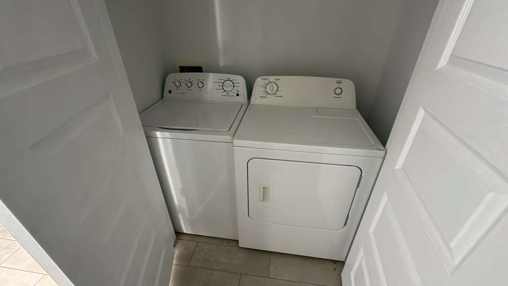 Building Photo - 3708 Valeria St