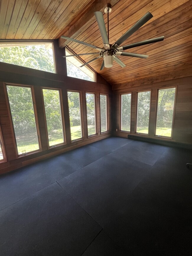 Building Photo - 412 S Country Club Rd