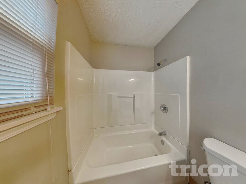 Building Photo - 103 Valley Rd