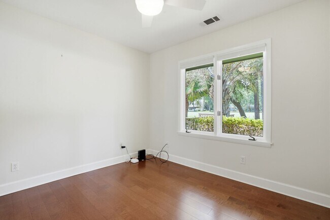 Building Photo - Enjoy Lowcountry living in this beautifully updated 3-Bed, 2-Bath home in Moss Creek!
