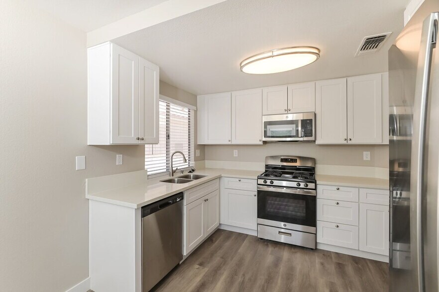 Building Photo - 5256 Del Lago Dr