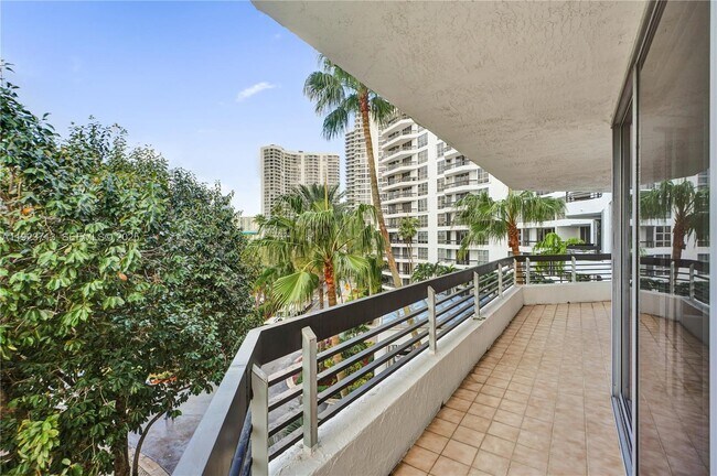 Building Photo - 3600 Mystic Pointe Dr