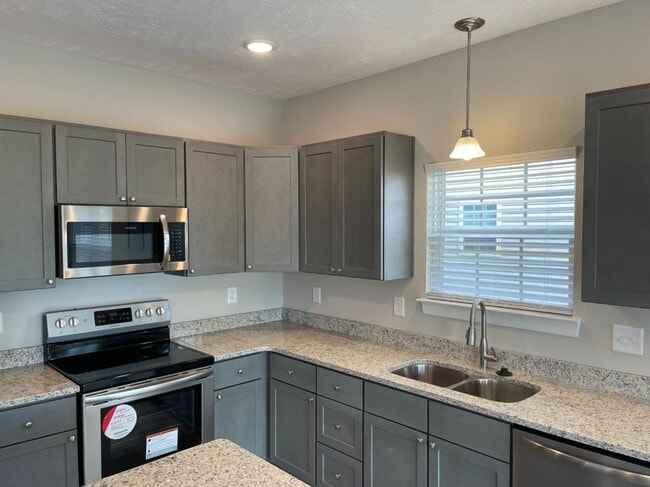 Building Photo - 302 71st Ave N