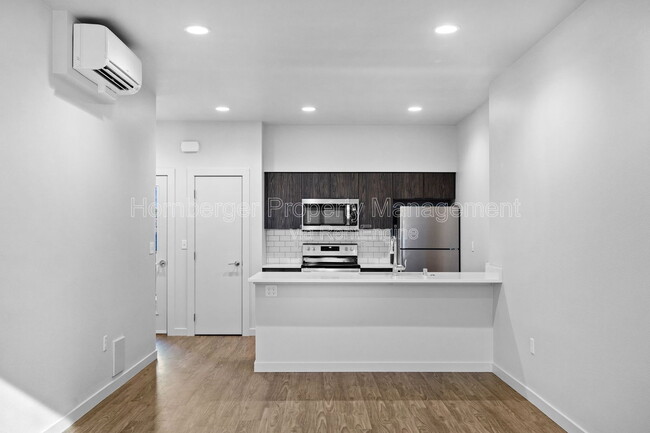 Building Photo - 1860 N Hamilton St