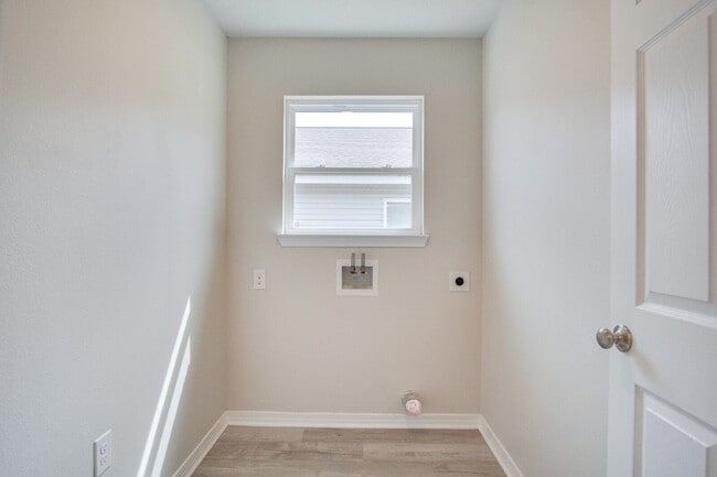 Building Photo - Celebrate the Holidays! Milton Gem – 3BR/2...