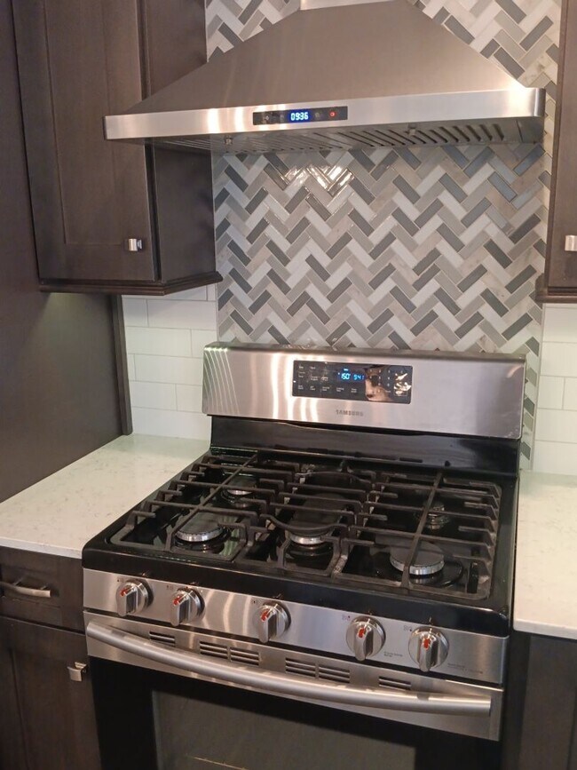 Building Photo - Stunning 4 bedroom, 2 bathroom home! Showings available NOW!