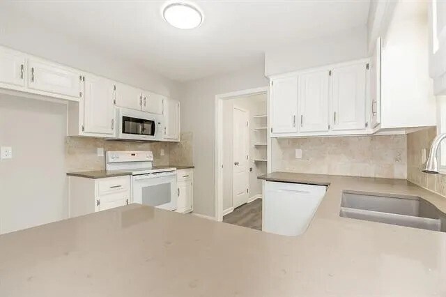 Building Photo - 1205 E Sleepy Hollow Dr