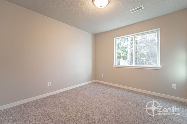 Building Photo - 4712 NE 37th Ct