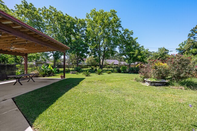 Building Photo - 616 Cannan Dr