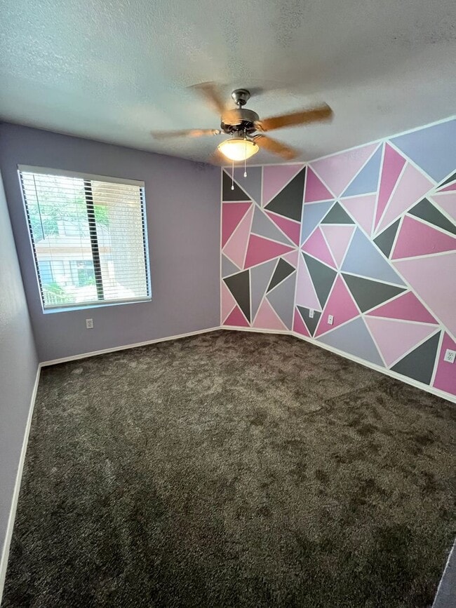 Building Photo - NE-3 bd/ 2bd Condo in gated community!