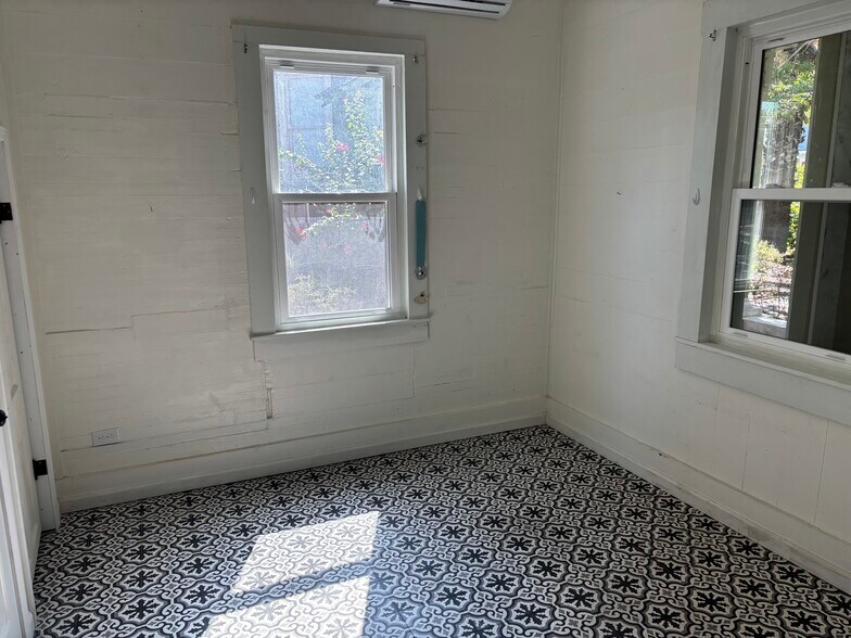 Building Photo - 437 W Magnolia Ave